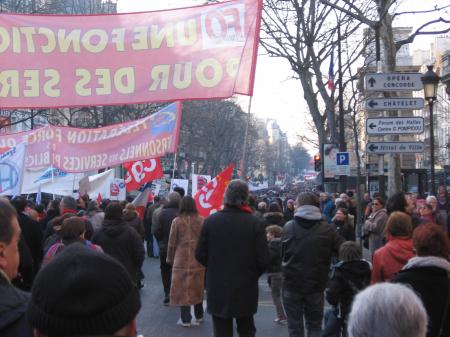 du monde devant